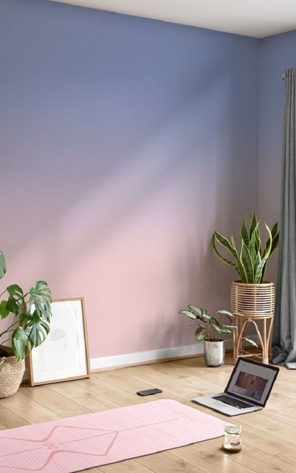 Sala de estar charmosa com parede ombre rosa e azul 
