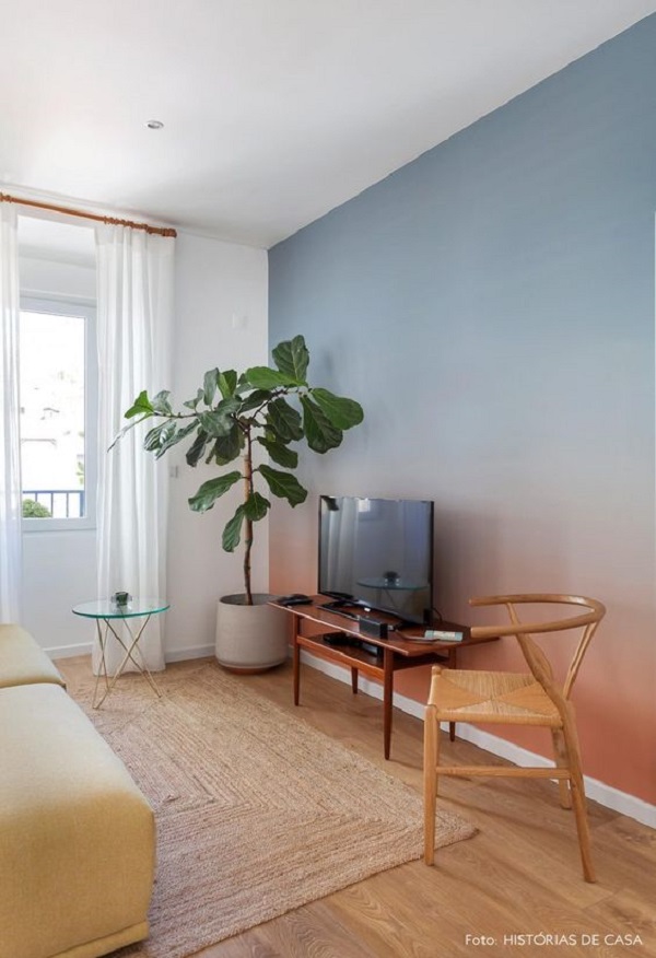Sala de estar com parede ombre azul e laranja