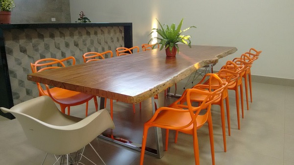 Sala de jantar com cadeiras em tons de laranja 