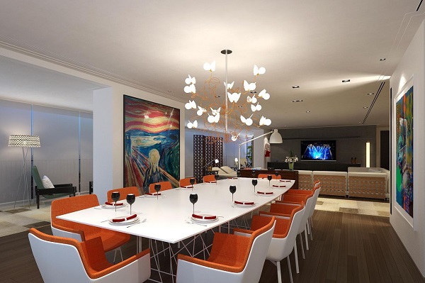 Sala de jantar com cadeiras em tons de laranja e branco