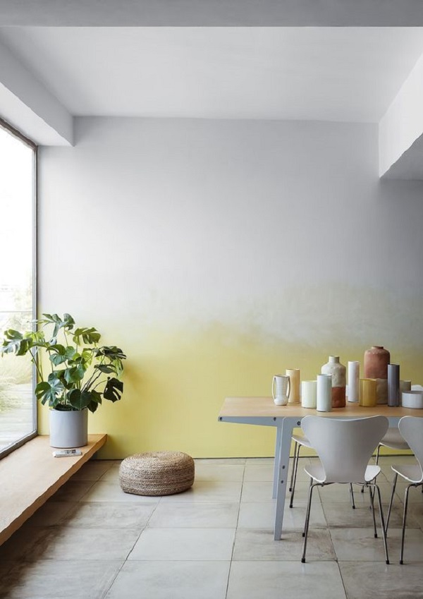 Sala de jantar com parede ombre amarela