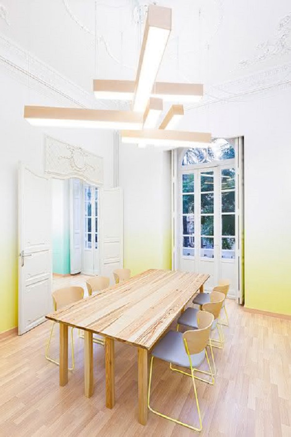 Sala de jantar com parede ombre amarela e branca