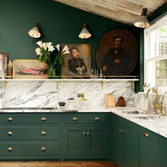 Cozinha com revestimento marmorizado, marcenaria na cor verde. Fonte: Revista Viva Decora