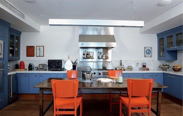 Armário de cozinha retro azul com cadeiras laranjas. Foto: Marina Linhares