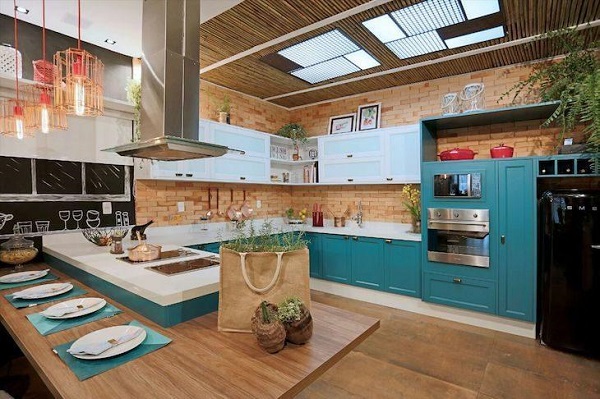 Armário de cozinha retro azul e branco planejado. Foto: Ana Cano Milman