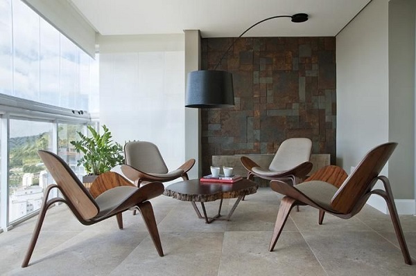 Casas rústicas modernas com cadeiras decorativas de madeira