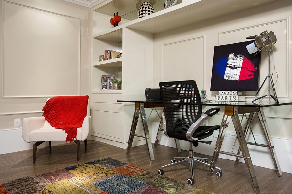 Home office com cadeiras decorativas para escritório