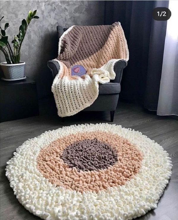 Cadeira decorativa com manta de croche