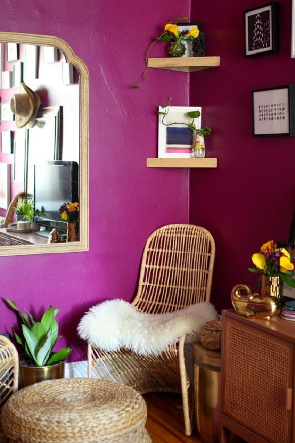 Sala com parede roxa e móveis rusticos