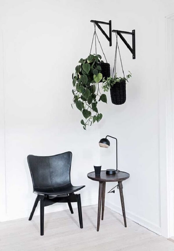  Sala de estar com cadeiras decorativas preta