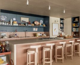 Ambiente Duratex, As Rosas Falam, por Marcelo Salum | Peça Città GR NAT aplicada na bancada da cozinha